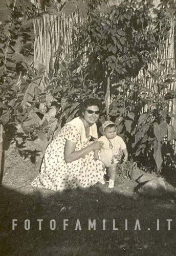 Annamaria Girau con il figlio Roberto nell'orto di un parente